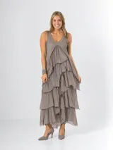Vestido largo negro de seda italiana, con diseño en capas que aportan movimiento y caída fluida. Cuenta con escote en V con detalle de paillettes, breteles anchos tipo musculosa y espalda elastizada.