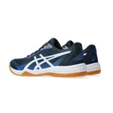 Championes Asics Upcourt 5, diseñados para deportes de interior, con parte superior de malla transpirable en color azul marino y detalles en azul eléctrico y blanco. Presentan suela de goma color caramelo para mayor tracción.