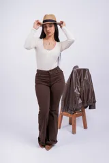 Pantalón de corte oxford en color marrón, con tiro alto y cierre frontal con botón y cremallera.