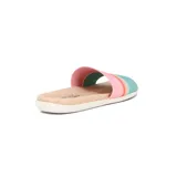 Sandalias planas Beira Rio para mujer, con base color beige y faja ancha superior decorada con franjas horizontales de colores: bordó, naranja, amarillo y turquesa.