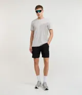 Bermuda deportiva Get Over color negro, de corte recto y longitud corta, con cintura elástica y cordón ajustable. Confeccionada en poliéster con estampa sutil y bolsillos laterales.