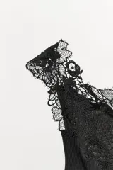 Top de punto rib negro con escote redondo y tirantes anchos decorados con aplicación de encaje a tono.