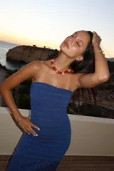 Vestido midi azul de punto con detalles metalizados dorados, escote palabra de honor y corte ajustado al cuerpo.