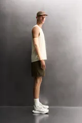 Shorts deportivos de entrenamiento Zara Athleticz, color beige, confeccionados en tejido técnico ligero y elástico con forro interior. Presentan cintura elástica ajustable, bolsillos frontales, bolsillo trasero de seguridad con cierre, aberturas laterales en el bajo y detalle de logo estampado en la pierna.