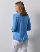 Remera blanca de modal con cuello cuadrado y aplique de aros metálicos.