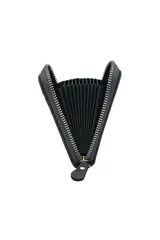 Billetera negra con cierre de cremallera y logo de la marca en la parte inferior.