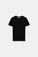 Camiseta de cuello redondo y manga corta, con corte regular fit.