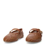 Balerina estilo Mary Jane de cuero color marrón, con diseño calado en toda la superficie, punta ovalada y correa ajustable con hebilla metálica dorada.