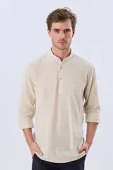 Camisa de lino y algodón color beige, de manga larga con cuello mao y cierre frontal de medio botón.