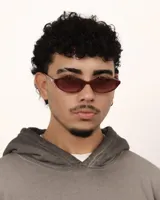 Lentes de sol con marco ovalado color bordó y cristales polarizados con protección UV400.