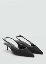 Zapato destalonado negro de tejido de fibra natural con detalle de tachuelas, punta fina, cierre de hebilla y tacón kitten de 4,5 cm.
