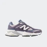 Championes New Balance modelo 9060, con diseño futurista inspirado en la era Y2K. Presenta una combinación de tonos violeta y gris, con detalles en blanco y una entresuela esculpida de gran volumen con tecnología de amortiguación ABZORB y SBS.