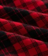 Pantalón de pijama de franela con estampado de cuadros en tonos rojos y negros, cuenta con cintura elástica y cordón de ajuste.