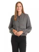 Campera tipo bomber color beige, con cuello redondo, cierre frontal con botones a presión y bolsillos delanteros. Presenta puños y ruedo acanalados.