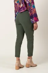 Pantalón negro de tela agamuzada, corte cigarette, con cintura elastizada ajustable con cordón y bolsillos laterales.