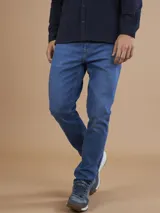 Jean de calce slim fit, color azul medio.