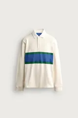 Remera polo de manga larga de corte regular fit, confeccionada en algodón color blanco crudo. Presenta cuello solapa blanco, cierre frontal con botonadura oculta y una franja horizontal ancha en el pecho en color azul y verde.