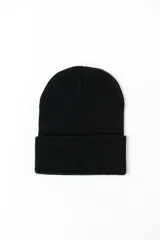 Gorro de punto tejido en color negro con borde doblado.