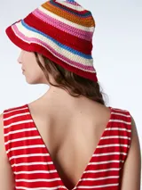 Sombrero tipo bucket tejido a crochet con franjas horizontales de colores: rojo, rosa, blanco, azul, naranja, marrón y verde.