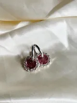 Par de aros de resina azul con borde de strass y arito de acero quirúrgico.