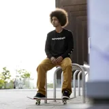 Remera blanca de manga larga con cuello redondo. Estampado frontal con el logo de Independent en negro y estampado con el logo de Independent en la manga izquierda.