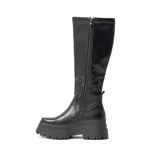 Bota negra de caña alta con plataforma y suela track.