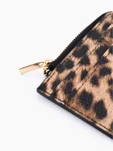 Billetera pequeña con estampado animal print en tonos grises y negros, cierre superior con cremallera dorada y ranuras para tarjetas.