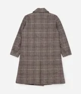 Saco tipo sobretodo de corte recto y largo midi, confeccionado en polivelour con estampado de cuadros. Presenta cuello solapa, cierre frontal de doble botonadura y bolsillos laterales con solapa.