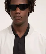 Campera negra de poliéster con cuello mediano, cierre por cremallera, manga larga con ajustes y bolsillos. Cuenta con tecnología repelente al agua.