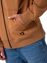 Buzo con capucha y cierre frontal de cremallera de la marca Caterpillar, color marrón tostado, con bolsillos tipo canguro de entrada lateral, puños y cintura de punto acanalado. Cuenta con una pequeña etiqueta con el logo de la marca en el bajo.