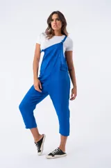Enterito de lino color azul eléctrico, con tirantes anudados ajustables y corte holgado que llega hasta el tobillo.