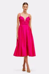 Vestido midi color fucsia de tafetán, con escote profundo en V y pliegues en abanico en el busto. Tiene tirantes finos ajustables, corpiño ajustado y falda ancha plisada con bolsillos laterales. Cierre con cremallera invisible en la espalda.