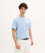 Remera celeste de corte comfort, cuello redondo y manga corta, confeccionada en algodón suave y respirable con pequeño sello náutico estampado en el pecho.