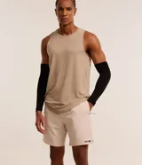 Bermuda deportiva Get Over de color beige, con cintura elástica, cordón ajustable contrastante, bolsillo trasero y pequeña estampa localizada.