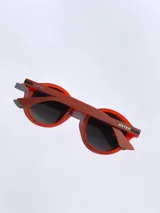 Lentes de sol Osten modelo Niza con armazón redondo de acabado mate en color mostaza y cristales oscuros polarizados con protección UV 400.