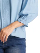 Blusa Zac & Rachel de lyocell color azul, con escote en V y panel central con pespuntes. Presenta mangas tres cuartos abullonadas con frunces en los hombros y puños elastizados con detalle de volante.