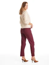 Buzo de punto rib color beige, con cuello redondo, manga japonesa tres cuartos y silueta relajada.