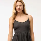 Vestido largo negro de breteles finos, corte imperio y falda amplia con capas.