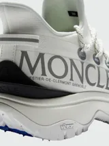 Championes Moncler modelo Trailgrip Lite, color blanco, con diseño técnico de trail running, cordones estilo cuerda y suela con relieve marcado.