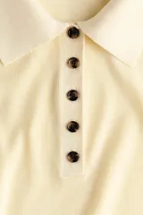 Remera polo de punto fino en mezcla de viscosa, con cuello clásico, tapeta de botones y mangas largas. Presenta terminaciones acanaladas en puños y bajo.