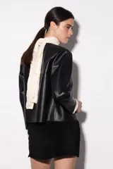 Chaqueta corta de cuero color cognac, de corte recto y sin forro.