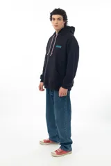 Buzo hoodie negro con estampado en la espalda que incluye imágenes psicodélicas y la frase "Life is a collection that allows the expression of existence".