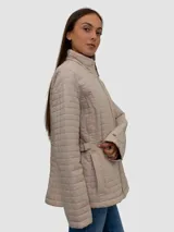 Campera acolchada de diseño ligero con cuello alto, cierre frontal de cremallera y bolsillos laterales. Presenta un patrón de costuras cuadradas y detalles distintivos de la marca.