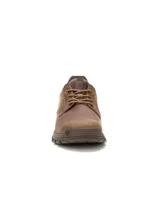 Zapato Caterpillar modelo Threshold Low, color marrón, de cuero con cordones, suela de goma con tracción y logo CAT en el lateral.