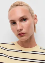 Camiseta de manga corta con cuello redondo y diseño recto, confeccionada en tejido de algodón con estampado de rayas horizontales.