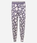 Conjunto de pijama compuesto por una blusa de manga larga con cuello redondo y un pantalón con cintura elástica. Ambas piezas presentan un diseño estampado de corazones en tonos lila y crema.