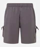 Bermuda baggy de hombre color gris, con cintura elástica, cinturón ajustable incorporado, recortes contrastantes y bolsillos cargo laterales.