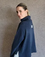 Sweater color crudo de cuello alto con mangas largas y corte holgado.