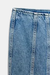 Falda midi de denim con diseño de paneles verticales marcados por costuras visibles. Presenta un corte evasé con bajo deshilachado y cierre frontal con cremallera, botón y gancho.