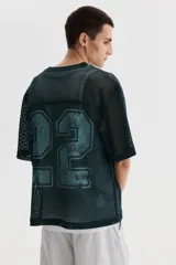 Remera de malla color verde oscuro, de corte oversized y manga corta, con cuello redondo y gran estampado frontal con el número 22 en tono celeste.